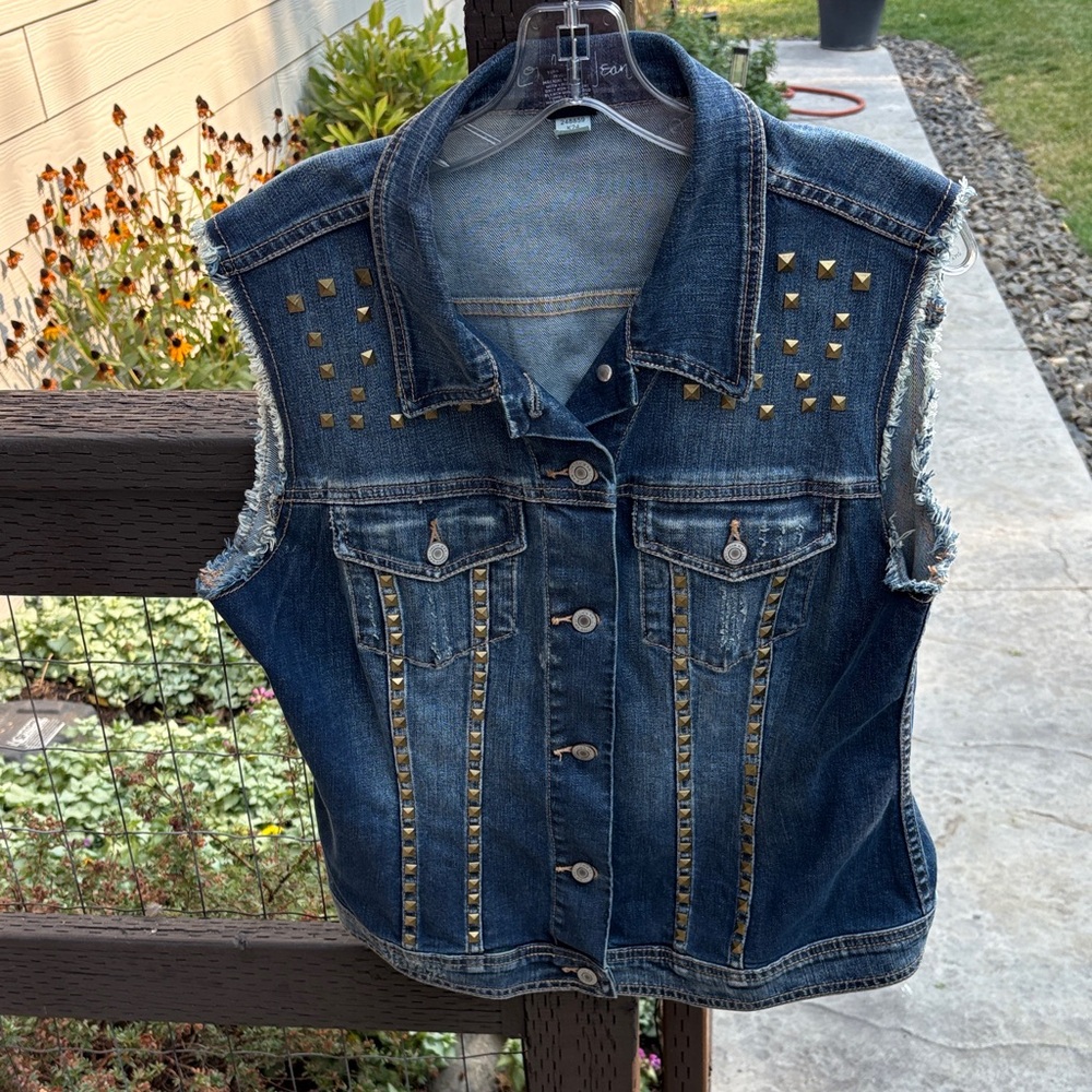 LONDONJEAN Blue Jean Jacket with Gold Studs